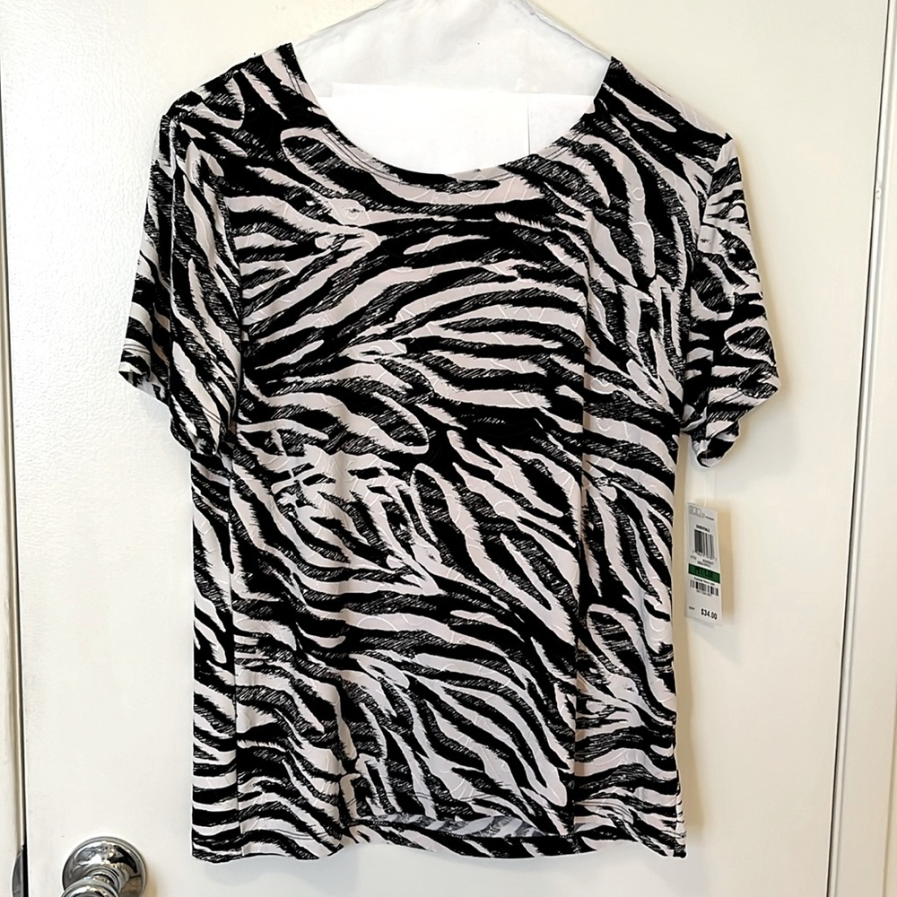 Women’s shirt-sleeve B&W graphic print top
